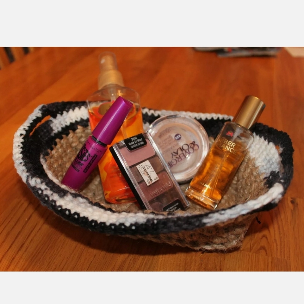 Crochet baskets using twine medium weight yarn